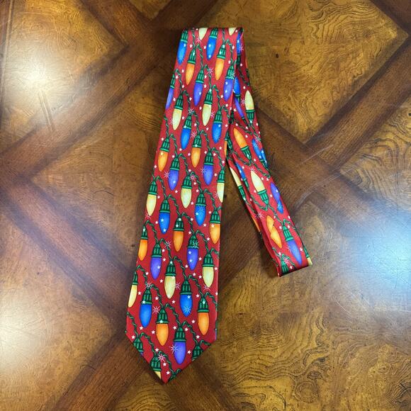 100% Silk Tie Strand Of Colorful Christmas Lights On Green Wire Festive Holiday - Picture 1 of 7
